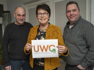 Foto mit Andreas Schmidt, Marlene Früchtenicht und Jochen Harries mit dem neuen UWG-Logo.