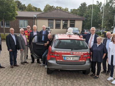 Pressefoto der Kreiszeitung, unter anderem mit dem ehemaligen Landrat Cord Bockhop und Vertretern der Feuerwehr.